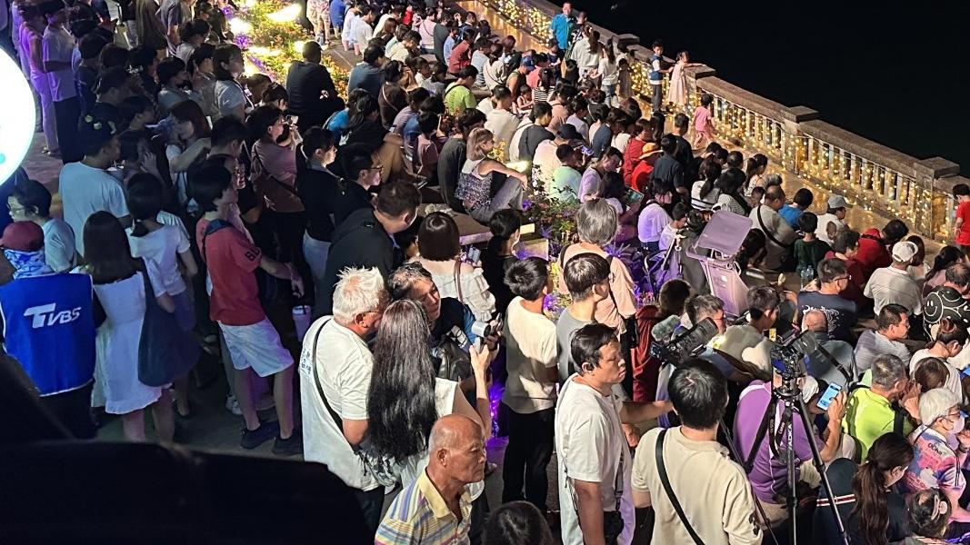 ▲今(8/2)日晚間首場加碼火舞秀登場,吸引大批民眾湧入壽豐鄉鯉魚潭觀賞。(圖/花蓮縣政府)