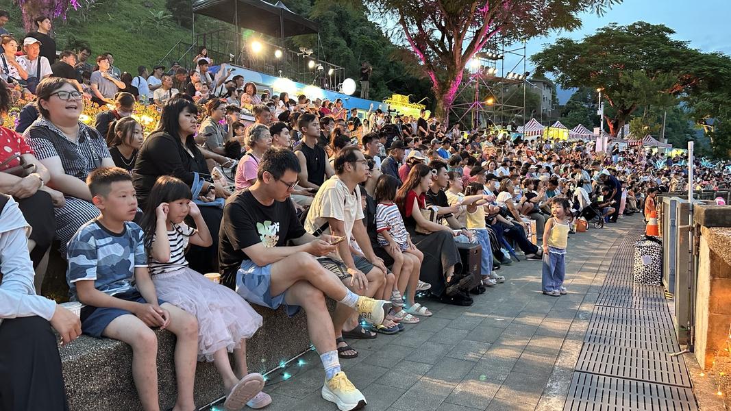 ▲今(8/2)日晚間首場加碼火舞秀登場,吸引大批民眾湧入壽豐鄉鯉魚潭觀賞。(圖/花蓮縣政府)