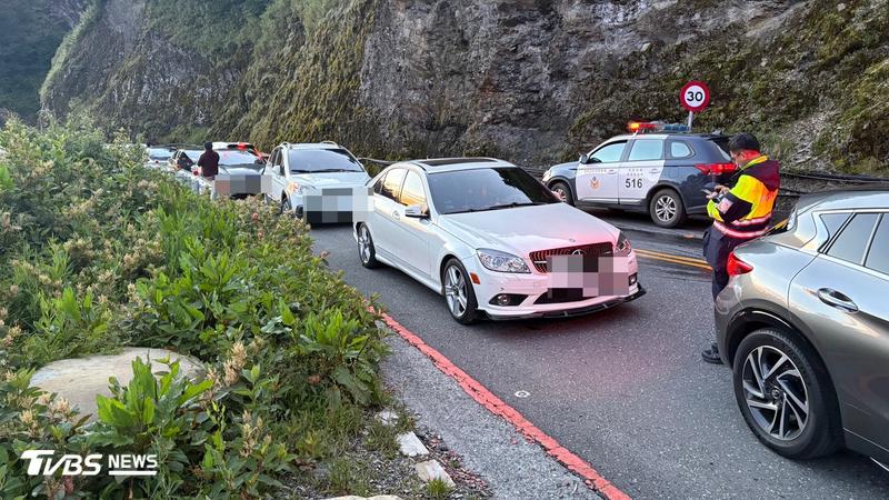 合歡山公路當停車場!違停看日出 警鐵腕怒開18張罰單
