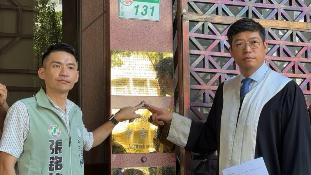北市議員參選人張銘祐(左)及律師詹晉鑒(右)赴北檢告發市長蔣萬安。(圖/取自張銘祐臉書)