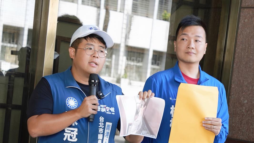 北市議員楊植斗(右)與議員參選人陳冠安(左)按鈴告發台南市長黃偉哲及立委王定宇。(圖/陳冠安提供)(圖/陳冠安提供)