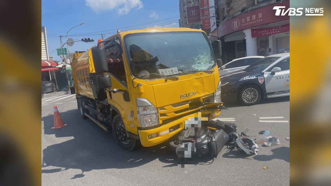 高雄鳳山一輛垃圾車左轉時未禮讓直行車,當場撞飛20歲簡姓女騎士。(圖/TVBS)
