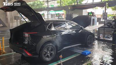 電動車新生高架下充電狂冒煙 急斷電源灌水80分鐘撲滅