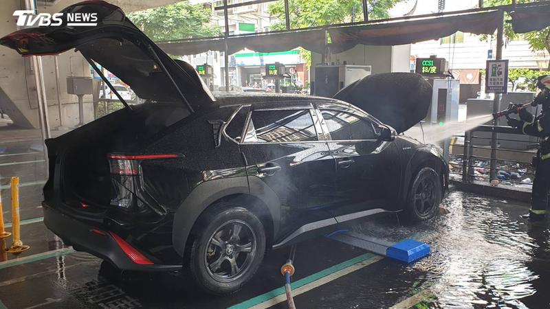 電動車新生高架下充電狂冒煙 急斷電源灌水80分鐘撲滅