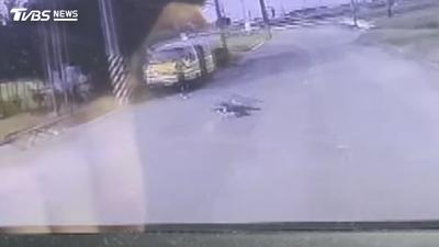大貨車遇「空襲」!F-16模型機升空秒撞毀 行車紀錄器全錄下