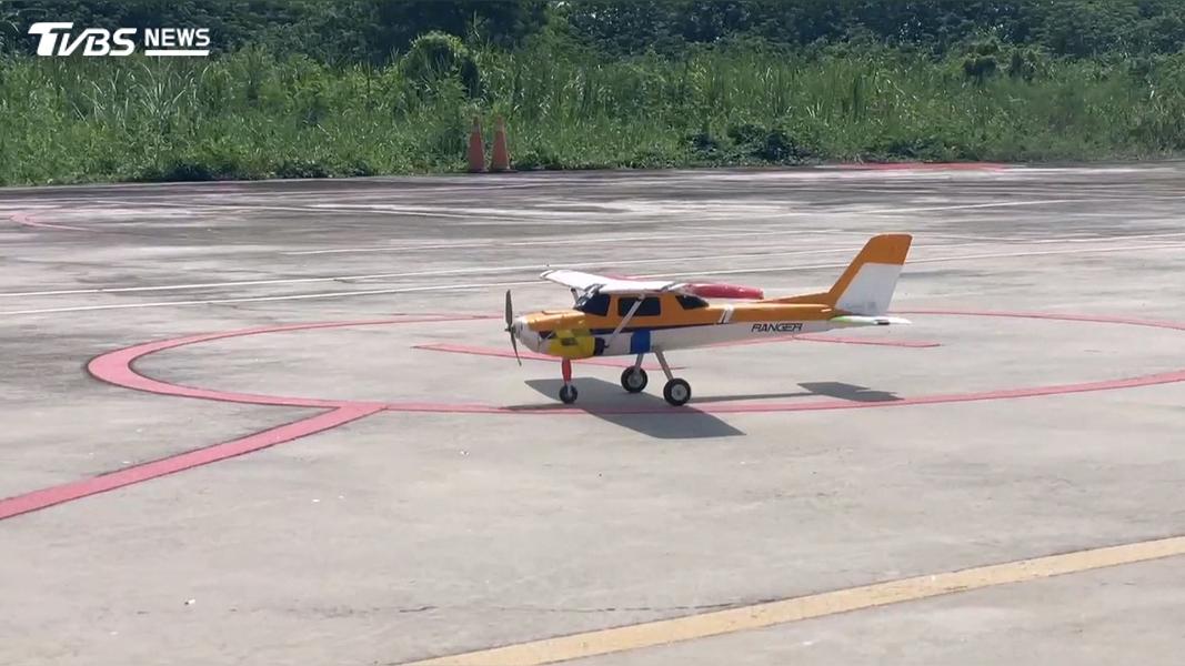 大貨車遇「空襲」!F-16模型機升空秒撞毀 行車紀錄器全錄下(圖/TVBS)