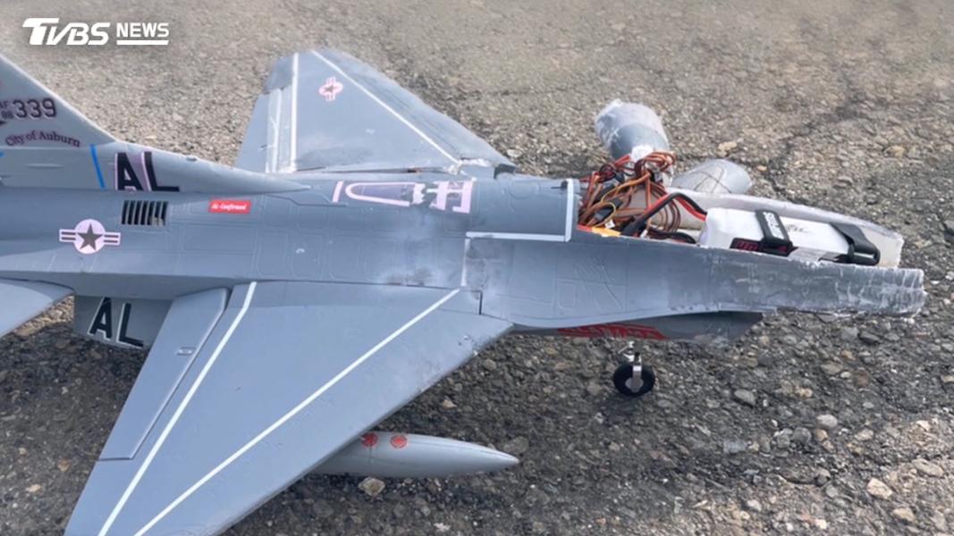 大貨車遇「空襲」!F-16模型機升空秒撞毀 行車紀錄器全錄下(圖/TVBS)