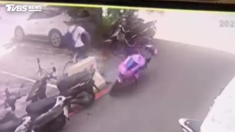 同一人又來!重機半年「2度被推倒」 車主無奈:搬家躲是非