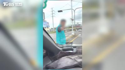 按喇叭惹怒騎士!追車400公尺攔截 車內童崩潰:爸爸我害怕