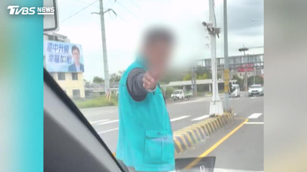 按喇叭惹怒騎士!追車400公尺攔截 車內童崩潰:爸爸我害怕(圖/TVBS)