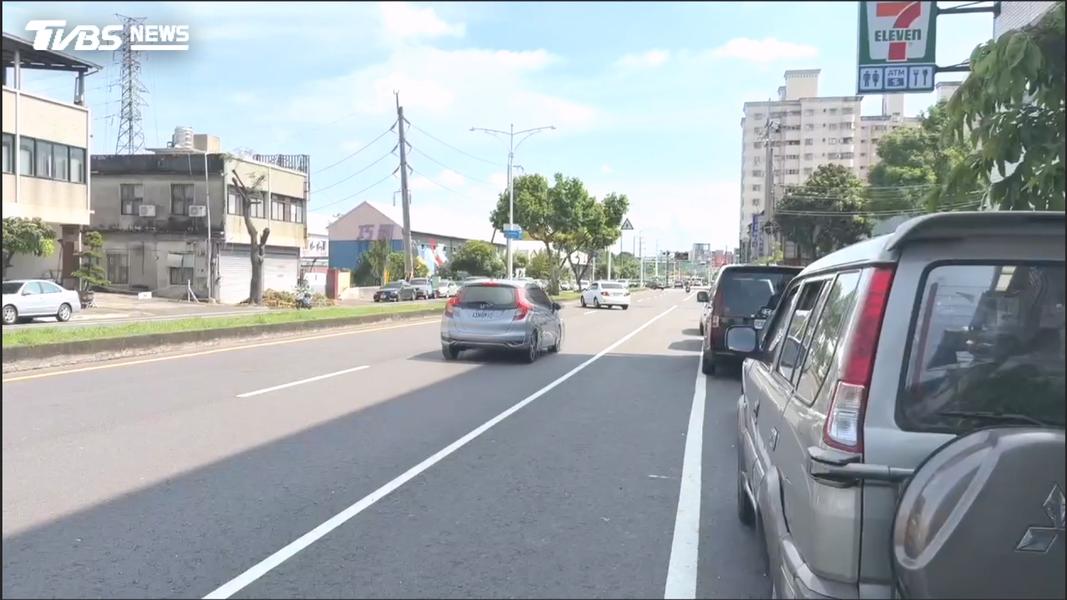按喇叭惹怒騎士!追車400公尺攔截 車內童崩潰:爸爸我害怕(圖/TVBS)
