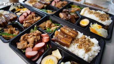 上班族當心!夏天便當「摸起來溫溫的」最毒 醫示警:千萬別吃