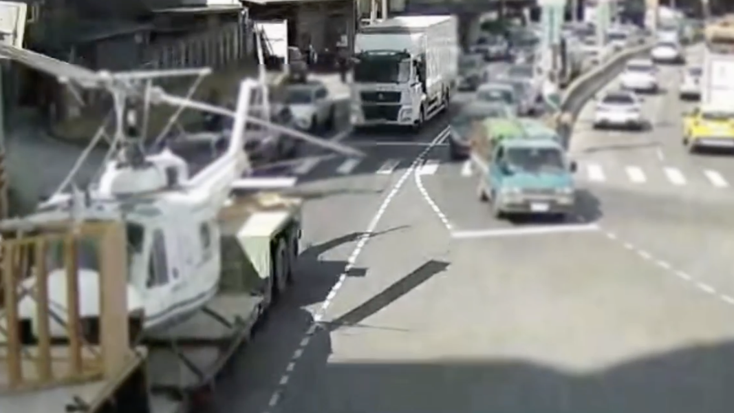 監視器拍下直升機被載運行經路口時螺旋槳撞擊情況。(圖/TVBS)