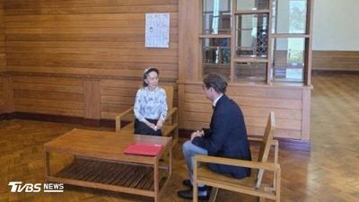 消失五年首露面!翁山蘇姬會見紅十字會代表 切蛋糕慶生畫面曝