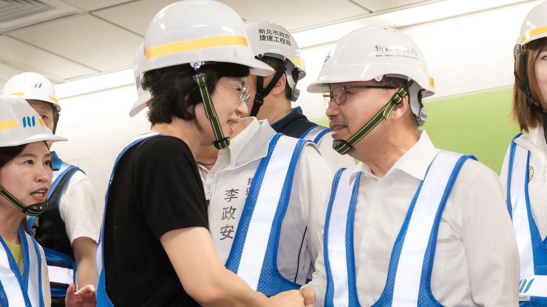 立委蘇巧慧(左)到場關切萬大線工程。(圖/蘇巧慧辦公室提供)