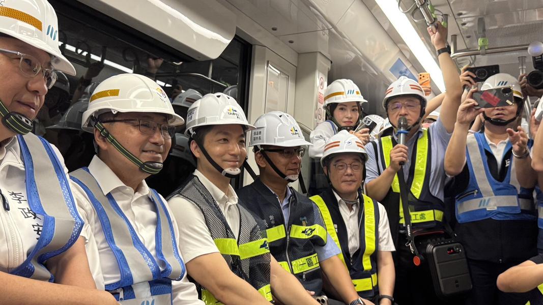 新北市長侯友宜(左二)提到,萬大線工程要感激前人接棒完成。(圖/北市府提供)