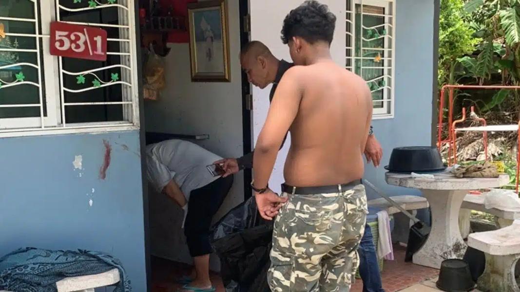 現場驚見大片血跡,嚇得鄰居們連忙報警並衝入屋內將斯里制服。(圖/翻攝自Thaiger)