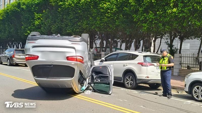 驚險!台中市自撞翻覆波及2車 四輪朝天躺路中間女駕駛沒事