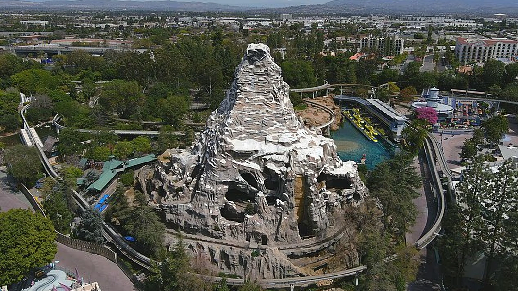 馬特洪峰雪山(Matterhorn Bobsleds)內部藏有籃球場。(圖/翻攝自每日郵報)