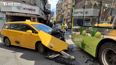 蘆洲小黃運將鬼切「撞直行公車」 計程車車頭全毀慘況曝