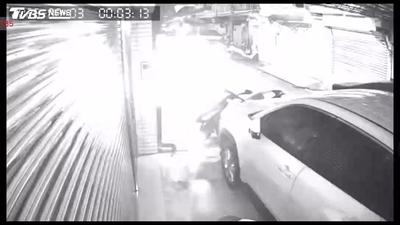 鋰電池連爆3次!男撿回自修「敲打90秒」瞬間火光四射 警依公共危險罪函送
