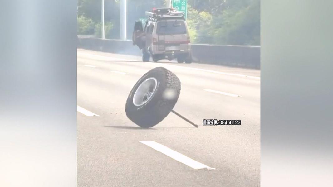 國道驚見輪胎自轉!羽球國手載妻兒閃過 廂型車三輪傾斜停路肩。(圖/Threads a08456123)