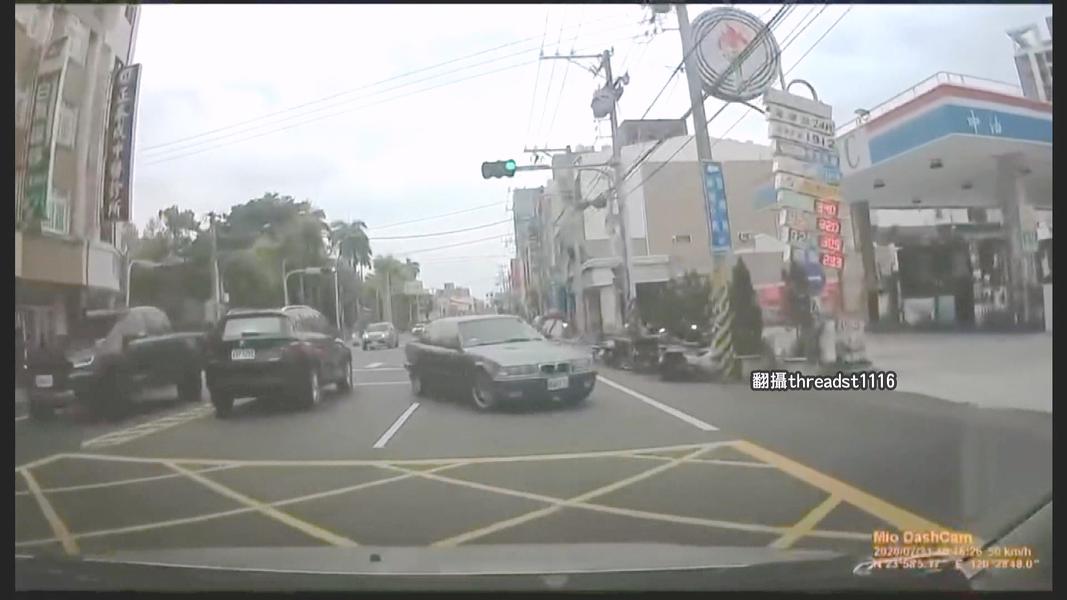自小客車竟逆向駛入加油站。(圖/Threads t1116)