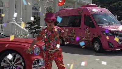 竹北吊車大王重金操刀64歲生日大禮 老婆吐槽:像禮儀車