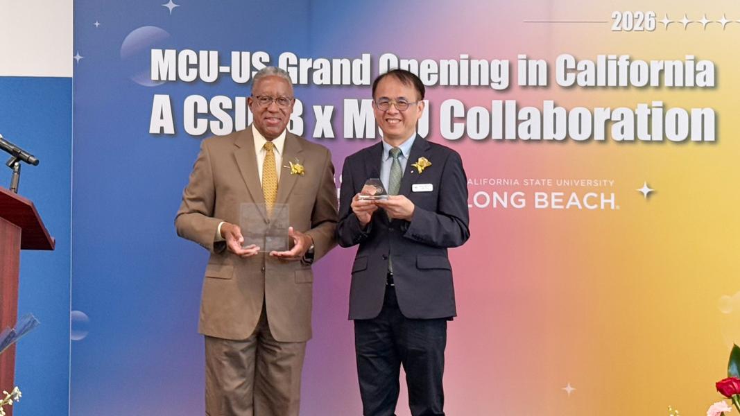 (圖/其他)長堤加州州立大學校長Loren Blanchard、銘傳大學校長李選士互贈紀念品。
