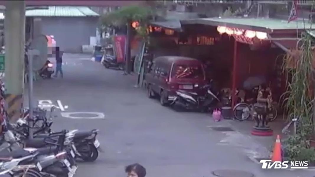 持刀預謀見友出現猛刺。(圖/TVBS)