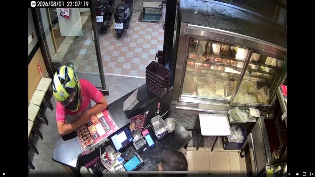 外送員不滿等餐等太久,進店內對店員咆哮。(圖/TVBS)