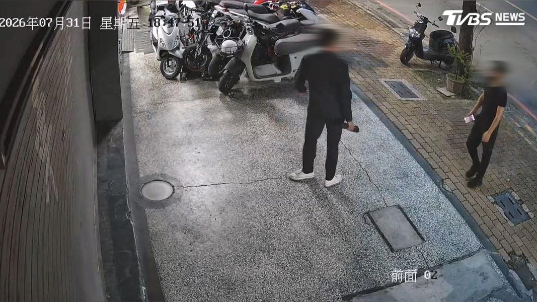 高雄三民區一名謝小姐,控訴車行排臭氣檢舉6次,她怒指環保局洩密,業者攔母對質。(圖/TVBS)