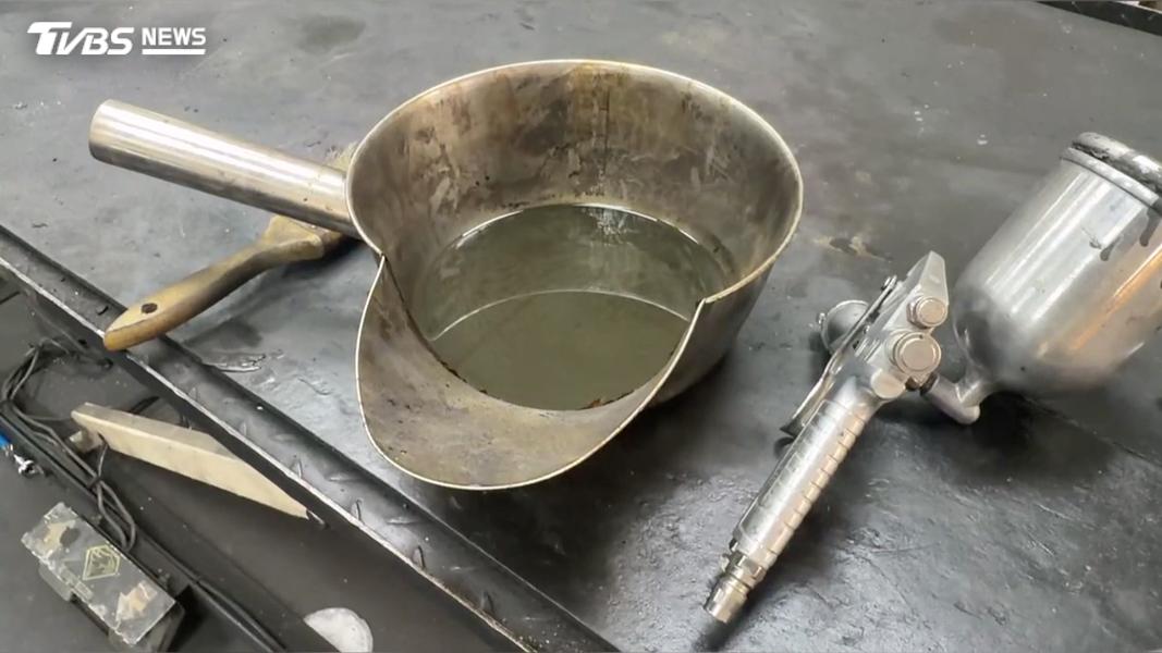 車行業者實際示範平時噴漆方式,坦言雖有氣味,但應不至於讓住戶感到不適。(圖/TVBS)