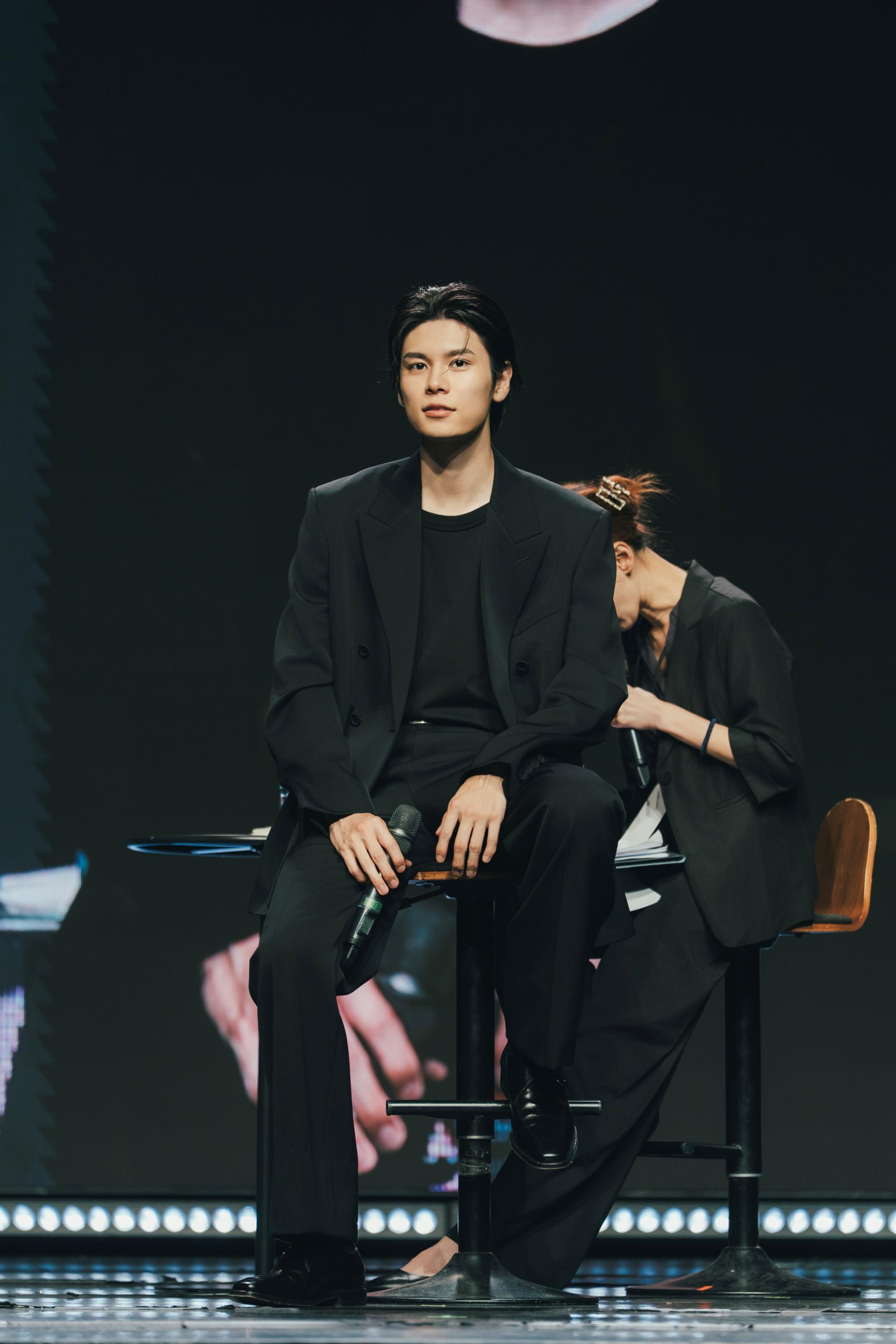 萩原利久換上帥氣黑色西裝。（圖／重星音樂娛樂提供）