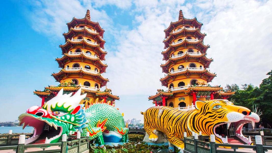 高雄左營的龍虎塔,成為許多人去高雄必去的景點。(圖/翻攝自臉書「高雄旅遊網」)