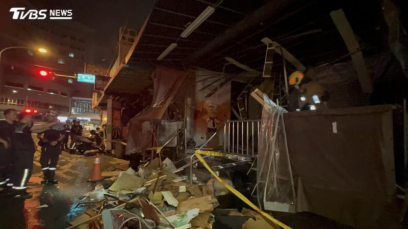 彰化深夜氣爆巨響!連鎖早餐店炸毀「波及3店家」騎樓全塌