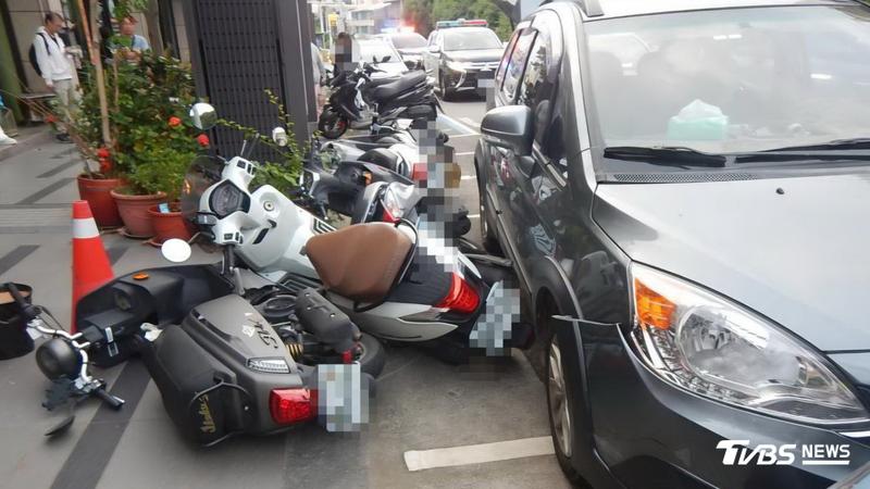 宛如打保齡球!台中沙鹿男失控連撞8機車 驗出毒品反應
