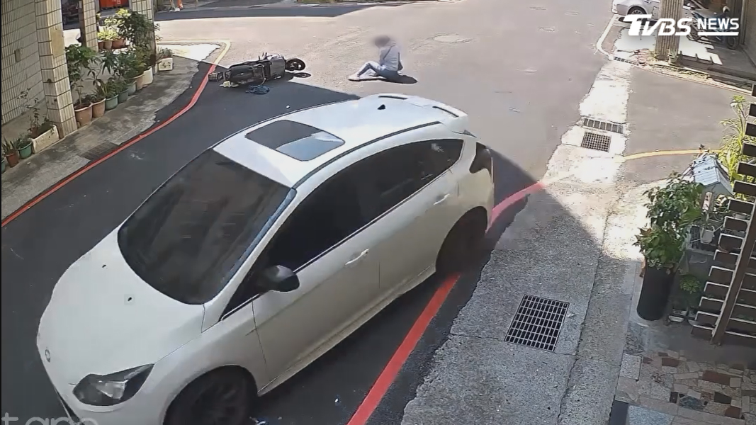 白車駕駛撞人之後,連下車關心都沒有,只見他方向盤一轉,反而倒車後加速逃離現場(圖/翻攝Threads_dwt_115)