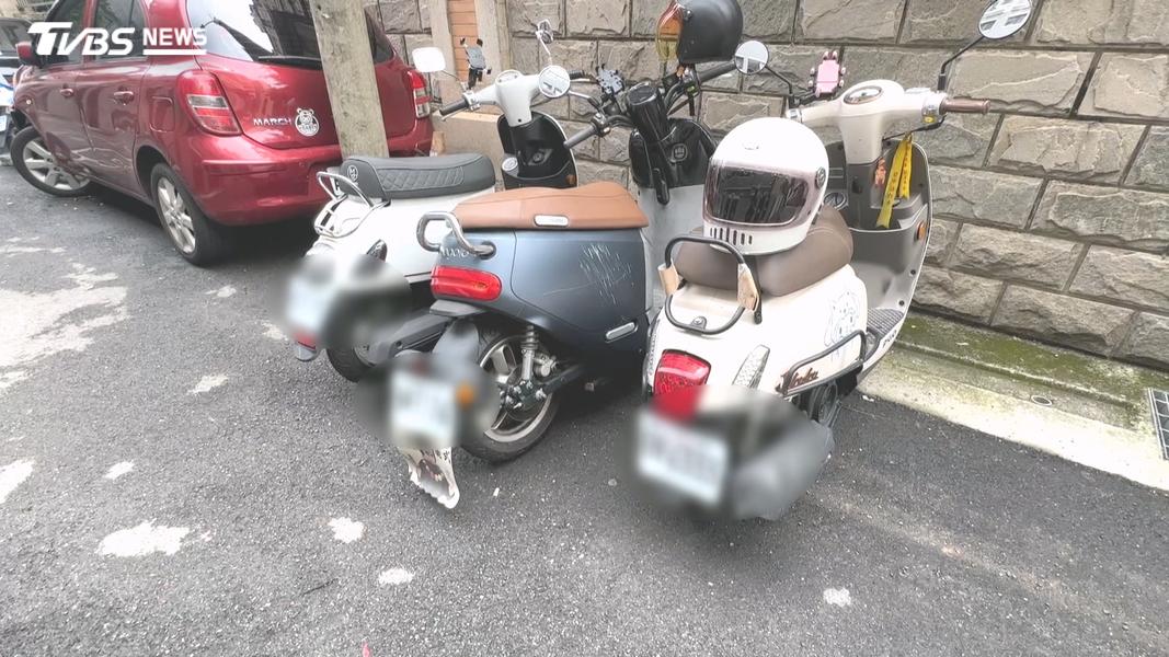事後回現場整條路上大約八輛汽機車都遭到波及(圖/TVBS)