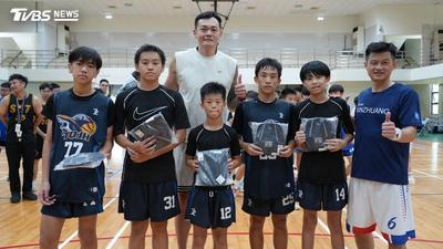 治安會報走進校園!新莊「豪傑籃球賽」揮汗比拚 藝人球星反毒詐