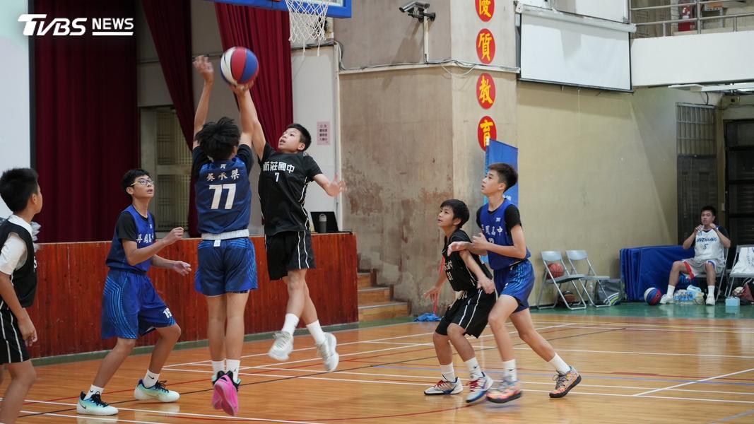 學童們在場上拚盡全力搶勝。(圖/TVBS)