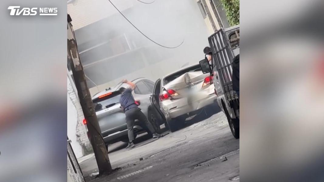 跟監藥腳驚變追車大戰!嫌犯狂撞電桿逃竄 輪胎冒煙場面失控。(圖/民眾提供)