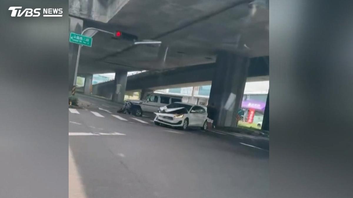 台中男疑未待燈號迴轉 撞賓士大G「維修費恐百萬起跳」