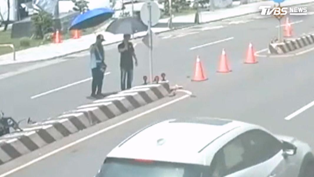 夫妻機車迴轉遭撞飛!民眾秒圍三角錐 撐傘遮陽暖舉全錄下(圖/TVBS)