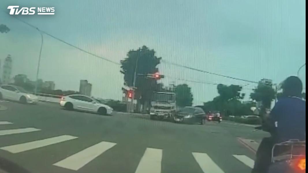 中暑硬撐!大車駕駛「一天3撞」 最後一撞還是救護車(圖/TVBS)