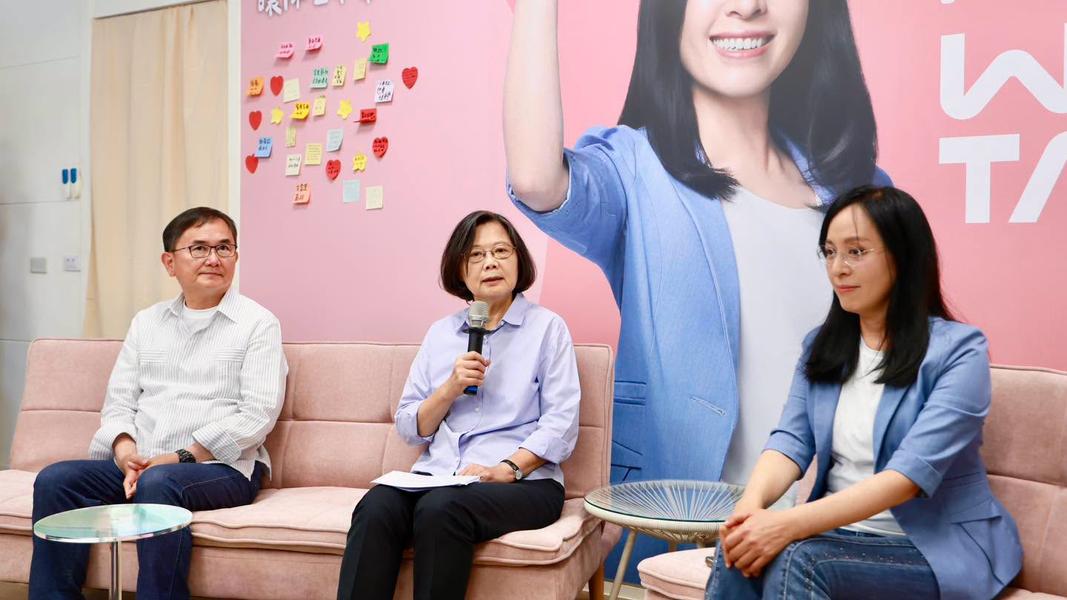 前總統蔡英文前往台東,與前立委劉櫂豪(左)、民進黨台東縣長參選人陳瑩(右)合體對外說明整合。(圖/翻攝自蔡英文臉書)