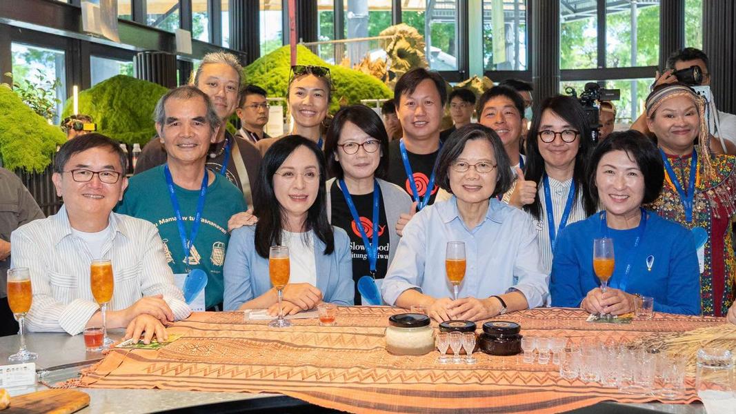 蔡英文隨後帶陳瑩、劉櫂豪與台東縣長饒慶鈴(前右1)合體。(圖/翻攝自蔡英文臉書)