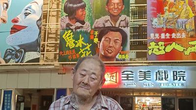 李安「電影夢啟蒙地」驚現國寶畫作!顏振發抗病復出全為手繪《魯冰花》