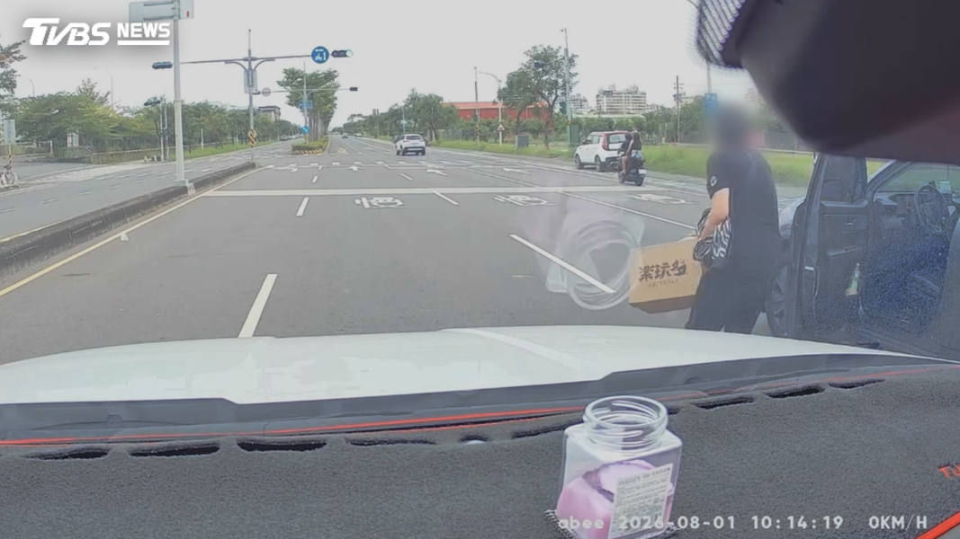 兩車發生碰撞後,就看到最前方的駕駛打開車門,走下車,彎腰撿起地上的紙箱,沒想到就是這個紙箱惹的禍(圖/當事人提供)