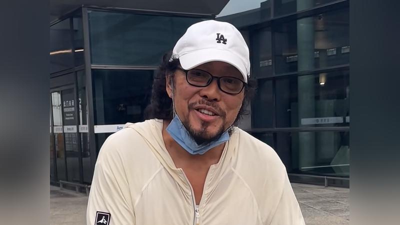 綜藝大哥大張菲上海機場沒被認出!幽默自介「我是費玉清哥哥」
